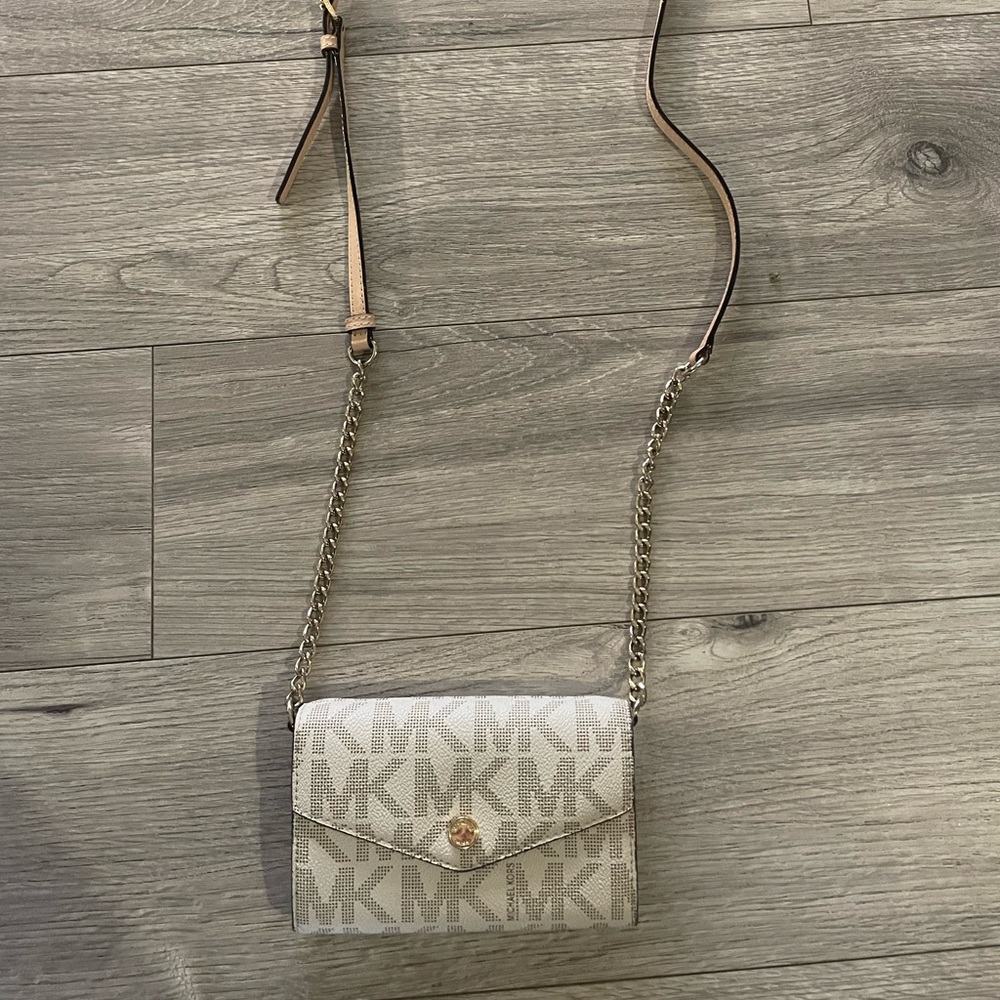 Small micheal Kors cross body purse